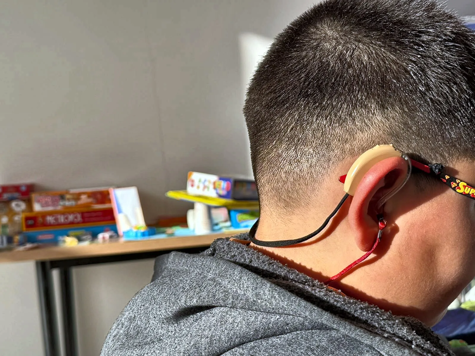 Kulak arkası işitme cihazı kullanan öğrenci