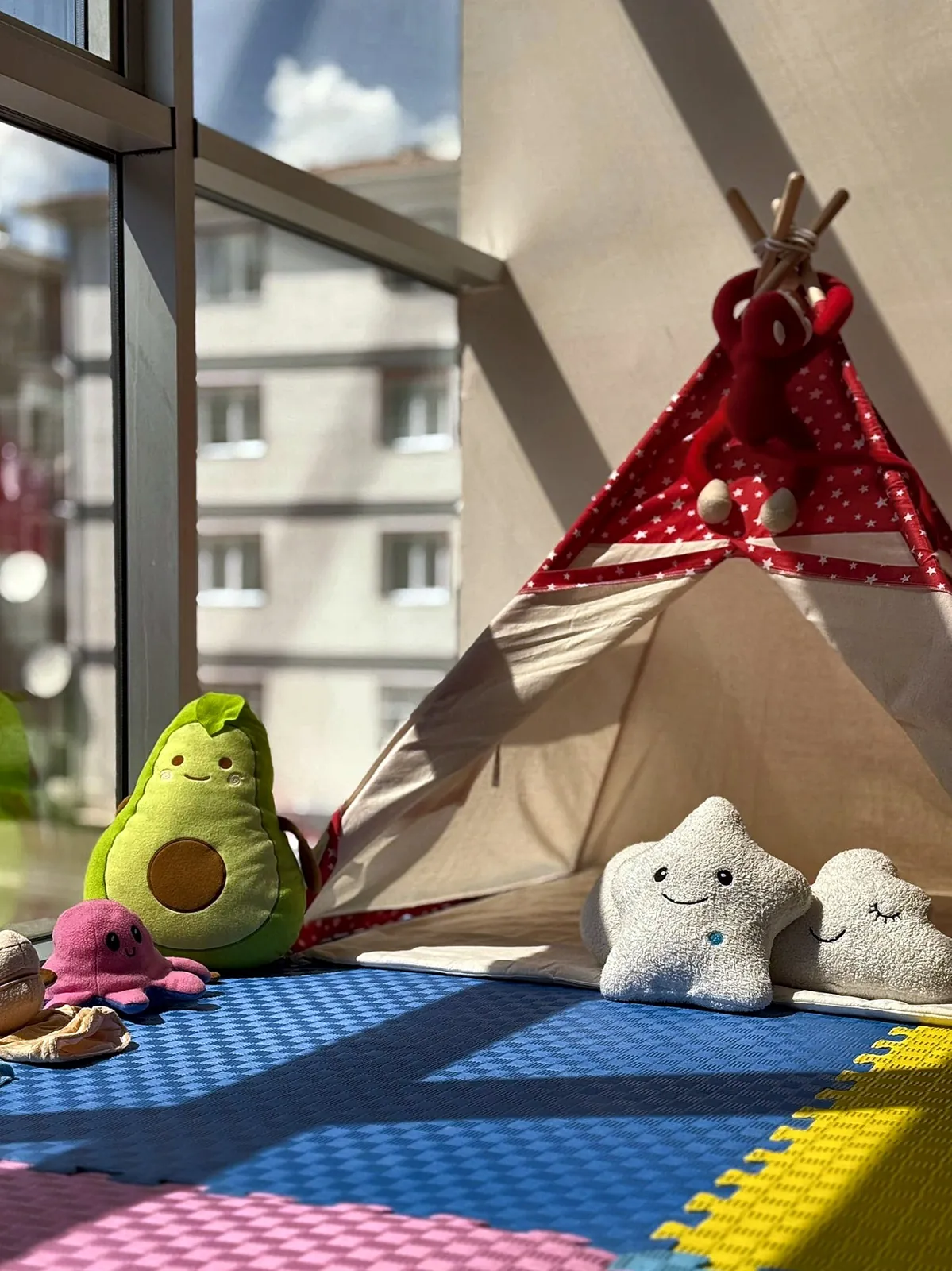 Cam kenarında oyun çadırı ve peluş oyuncaklar