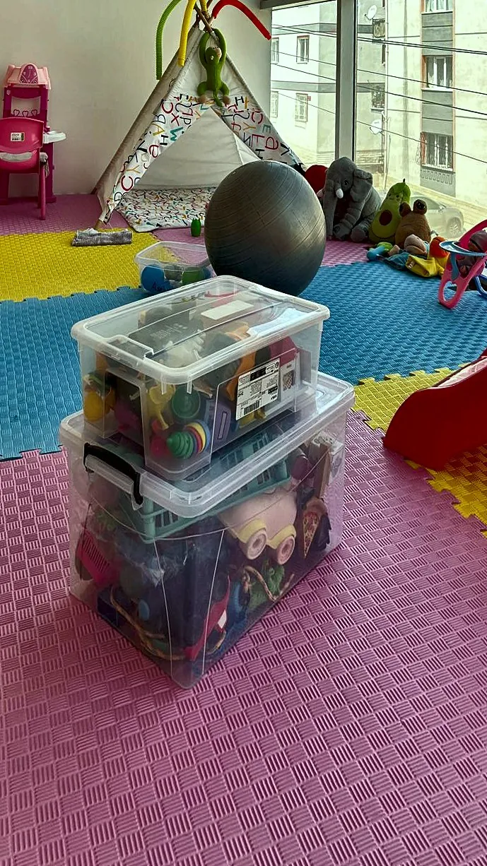 Minderli oyun köşesinde oyuncak kutuları