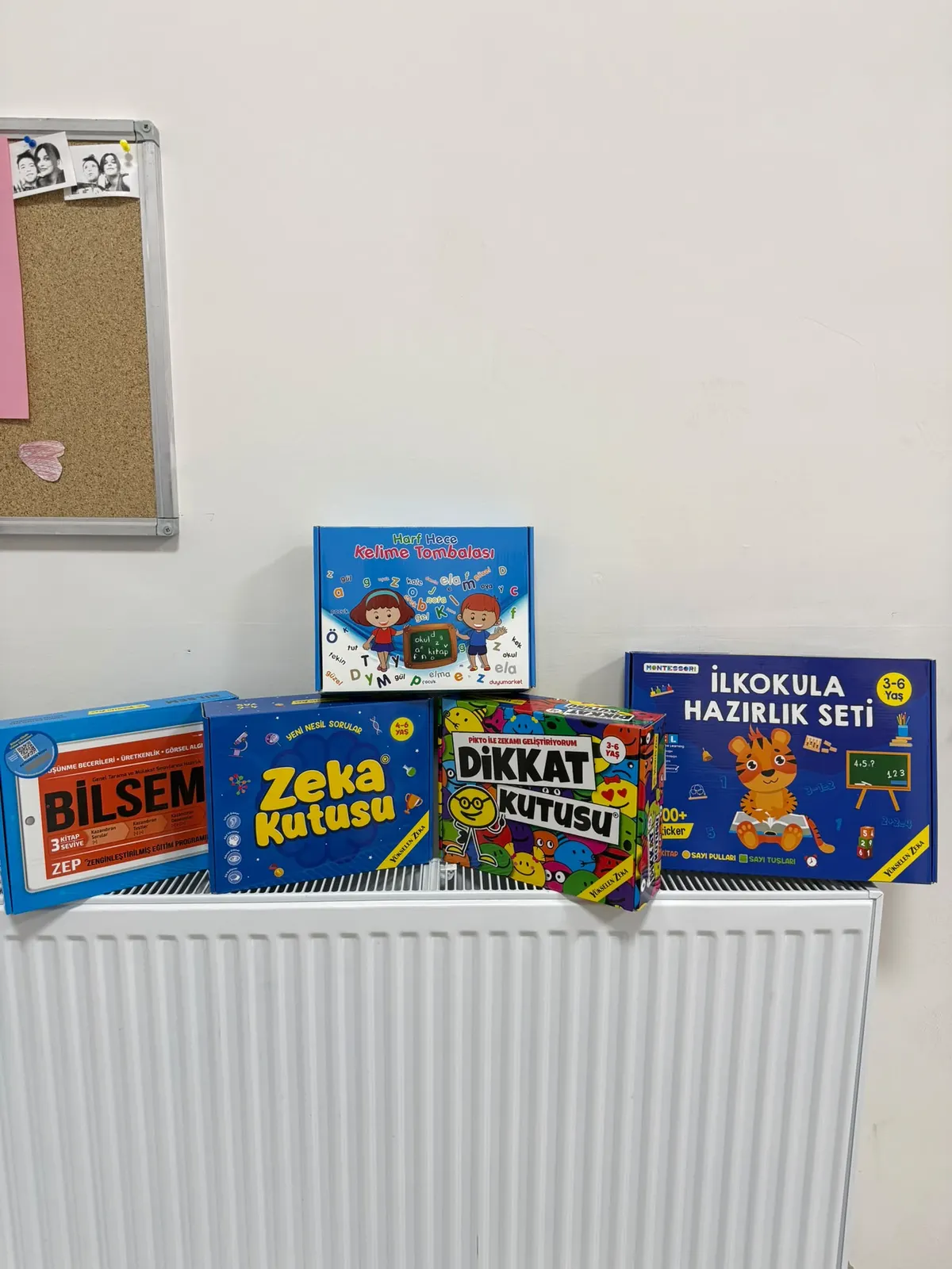 Sincan şubesinin rafında okula hazırlık, dikkat ve düşünme becerisi setleri