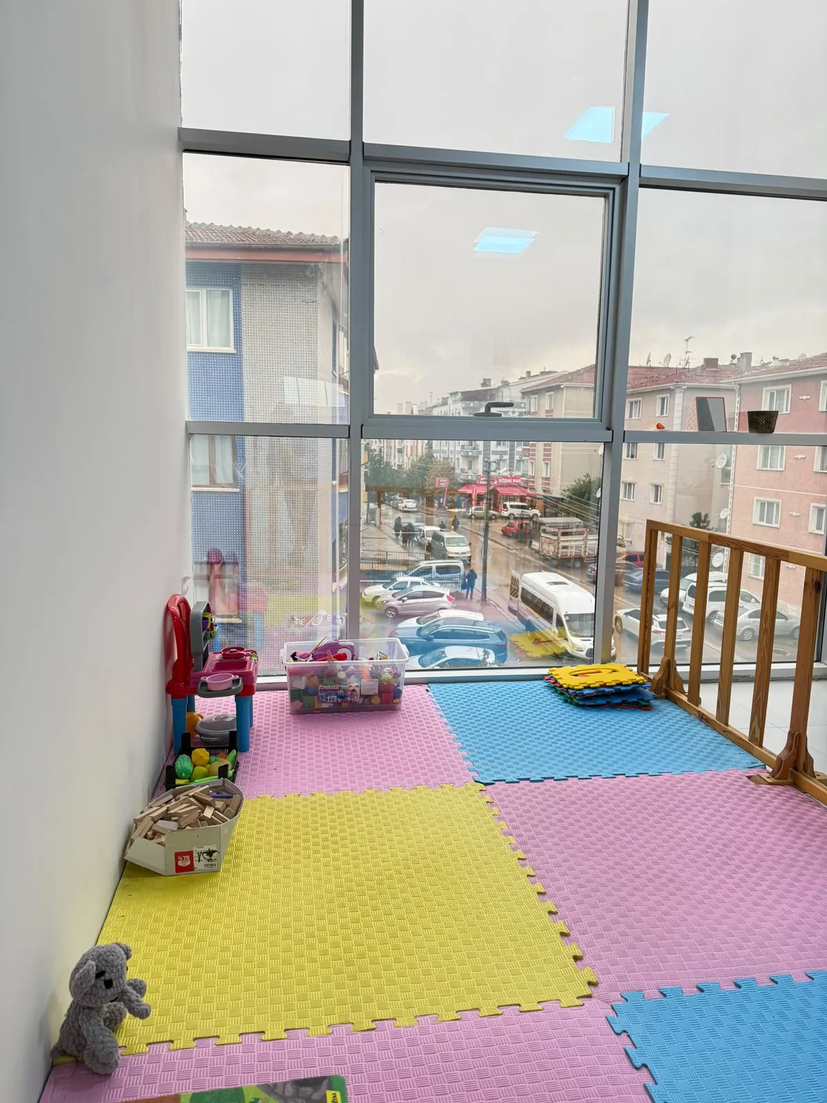 Sincan'da ahşap çitli, renkli minderli oyun köşesi