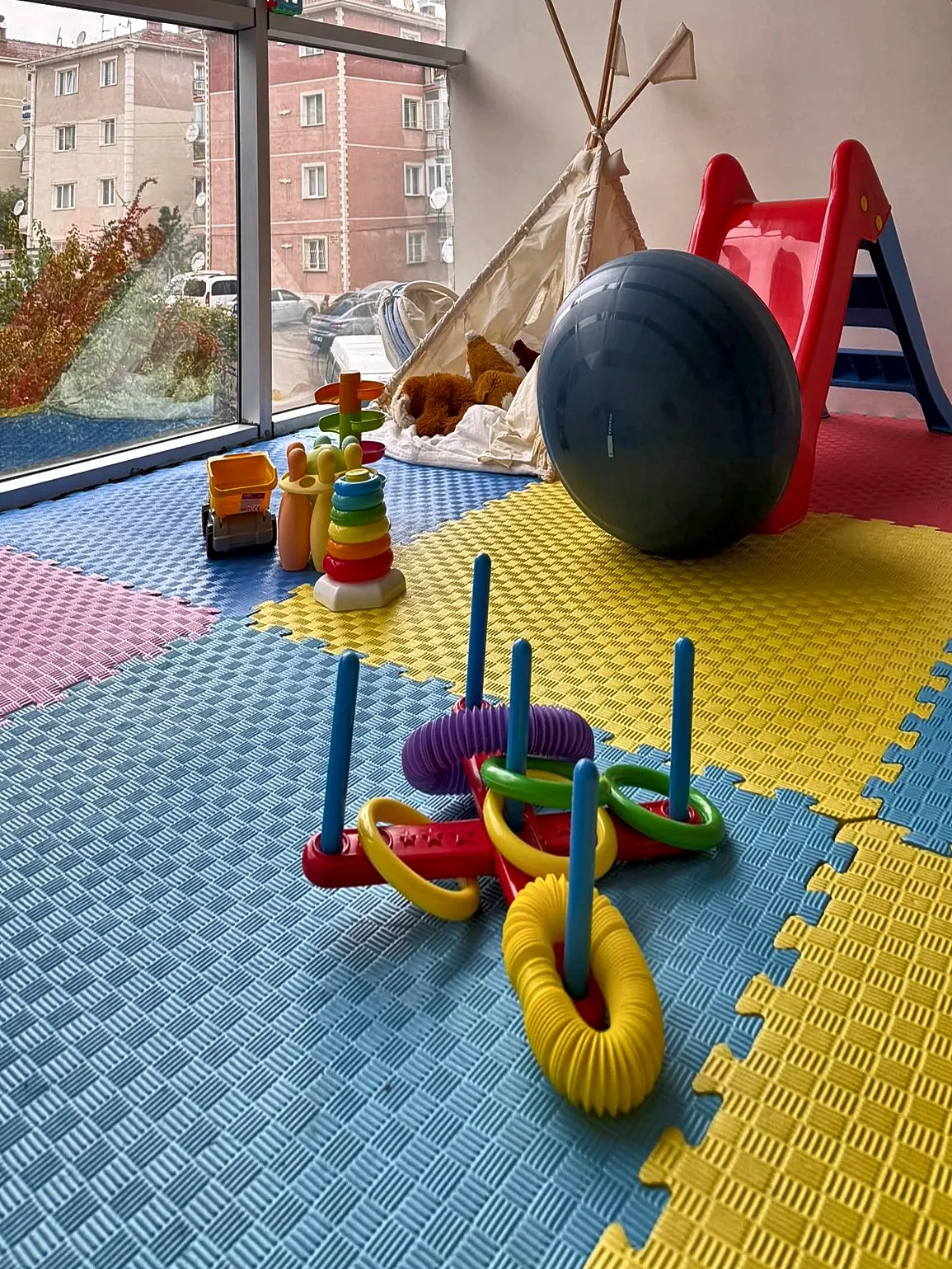 Sincan şubesinde renkli minderler, halka oyunu ve pilates topuyla oyun alanı