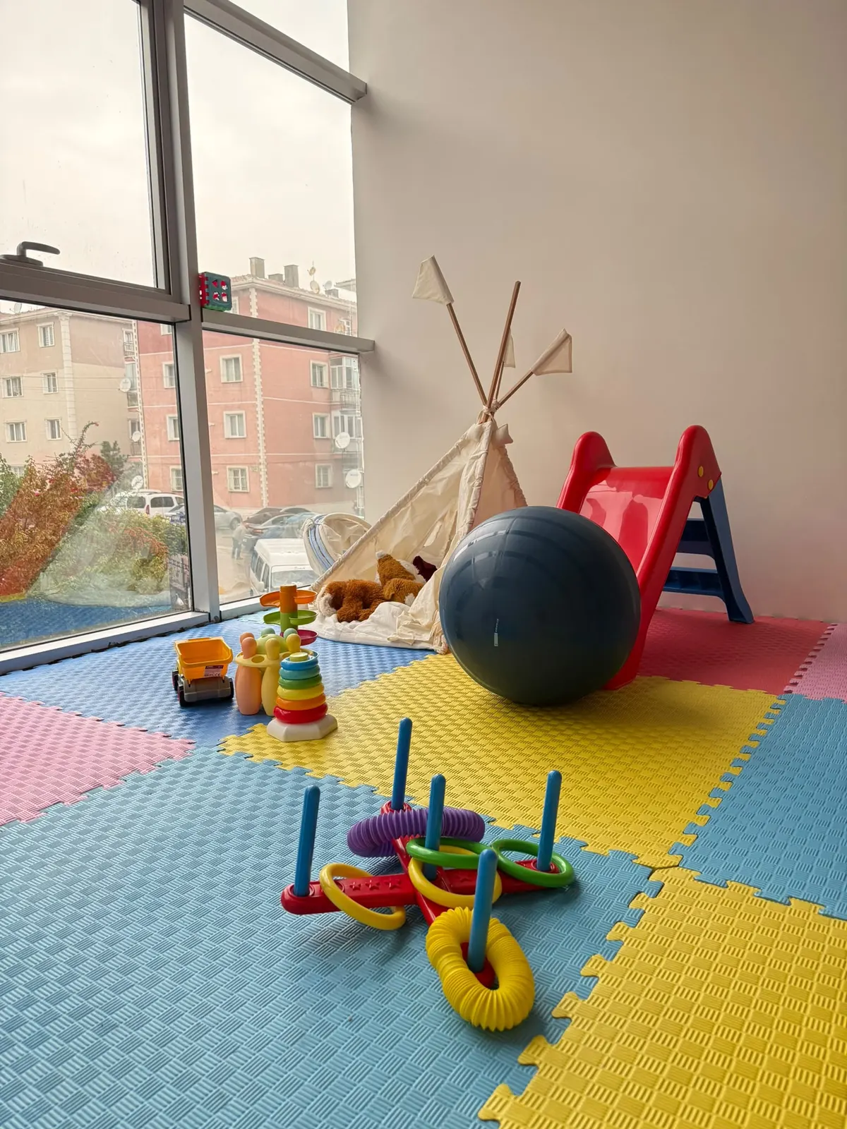 Sincan şubesinin oyun odasında kaydırak, top ve halka istifleme oyuncakları