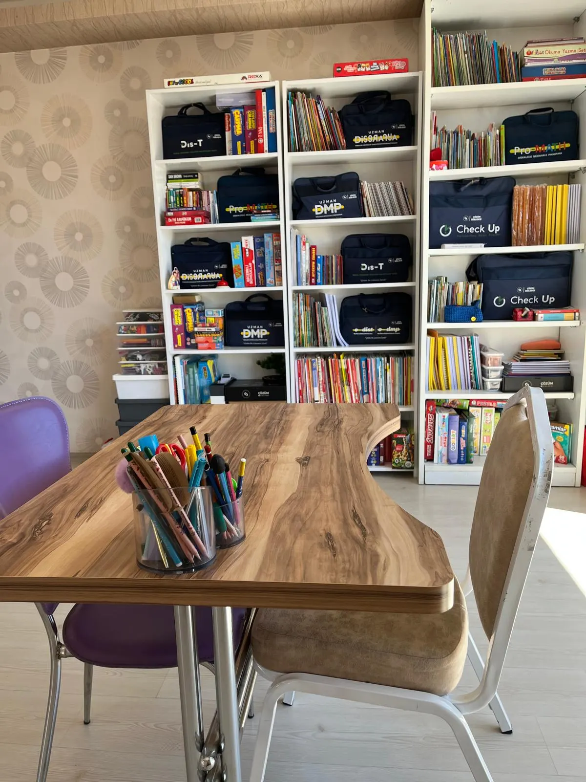Keçiören-Yeşiltepe şubesinde birebir görüşme masası ve program setlerinin durduğu kitaplık