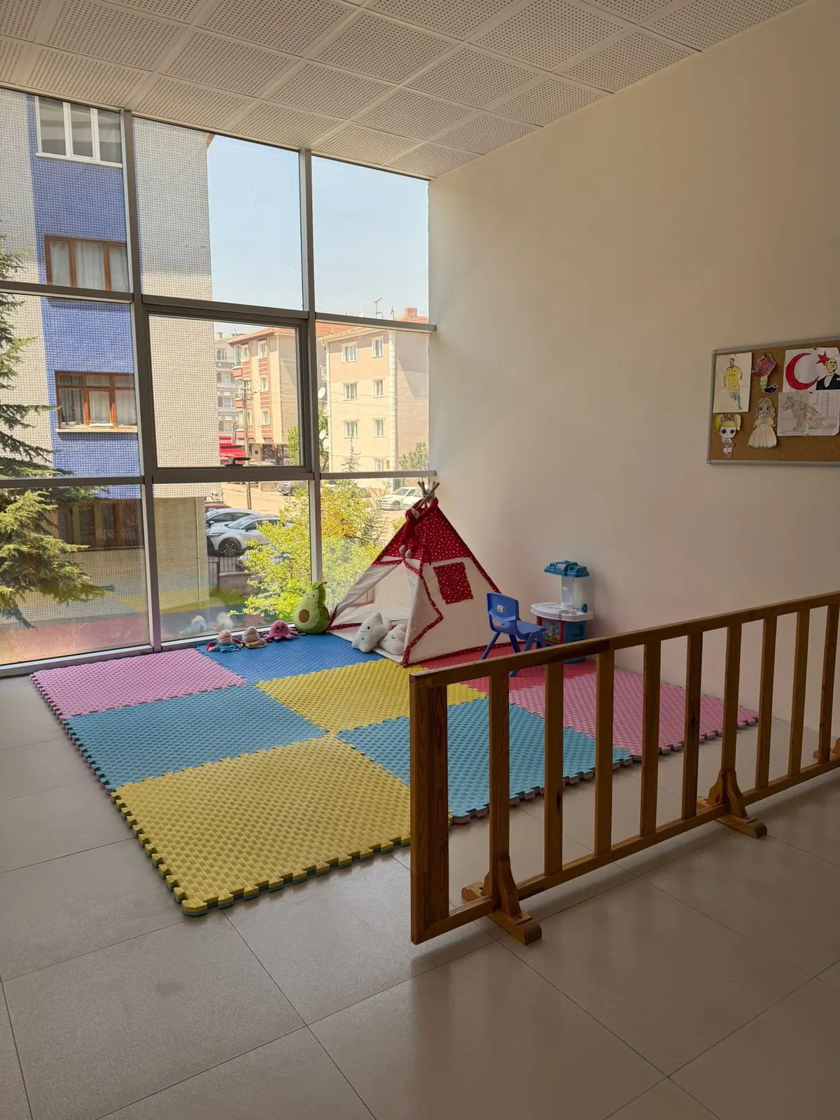 Yeşiltepe'de pencere önünde minderli oyun köşesi