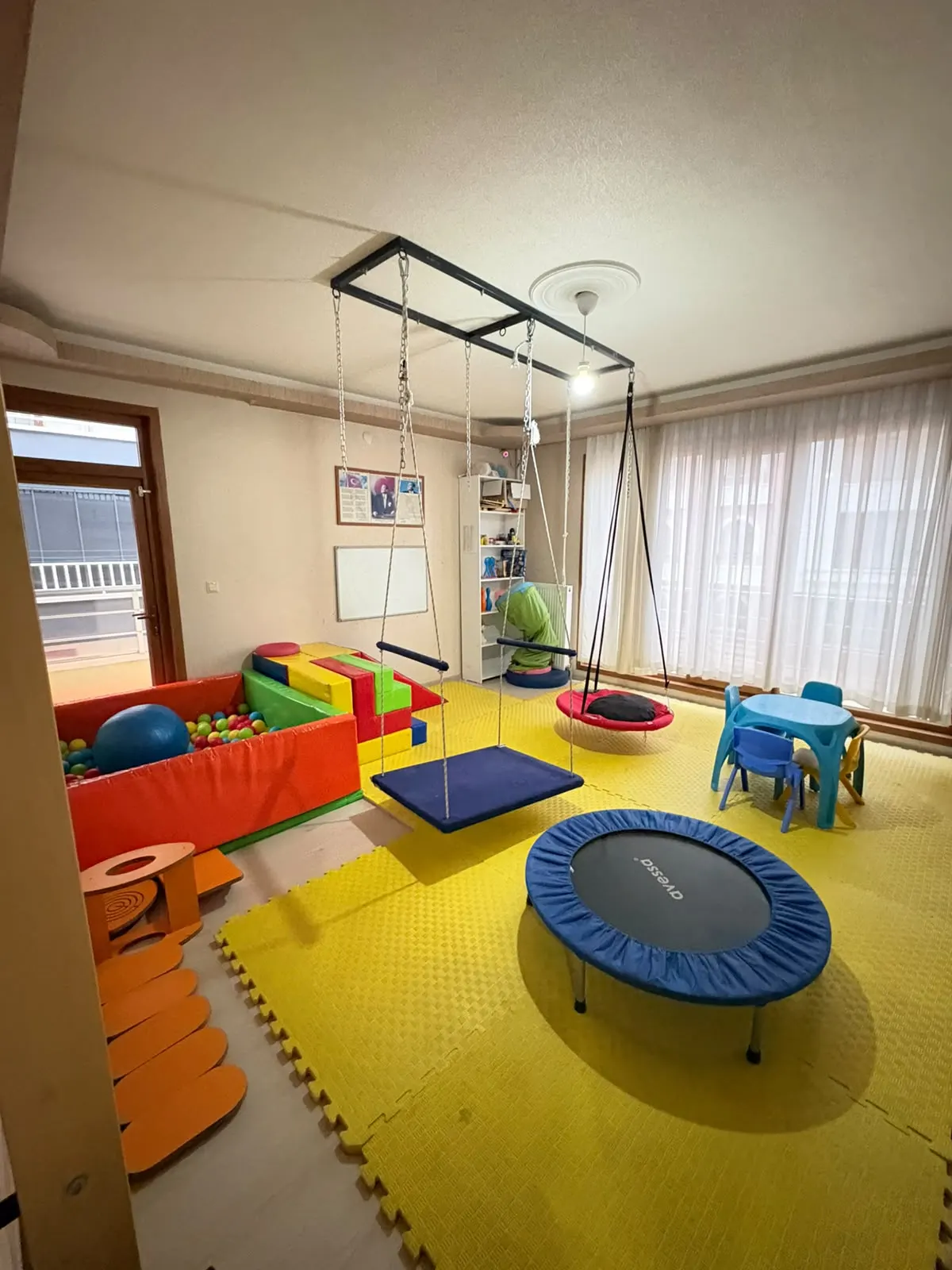 Salıncaklar, trambolin ve top havuzunun bulunduğu duyu bütünleme odası