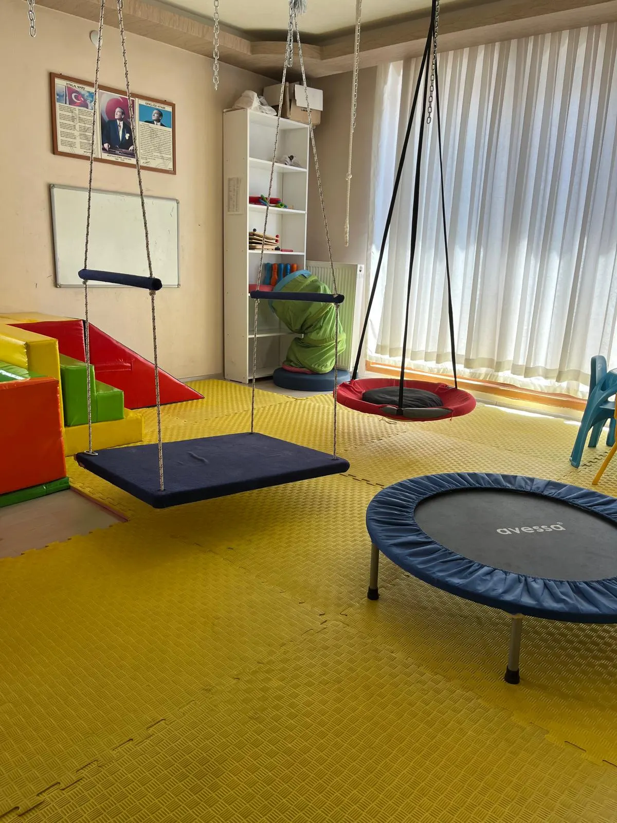Yeşiltepe şubesinin duyu bütünleme odasında platform salıncak ve trambolin