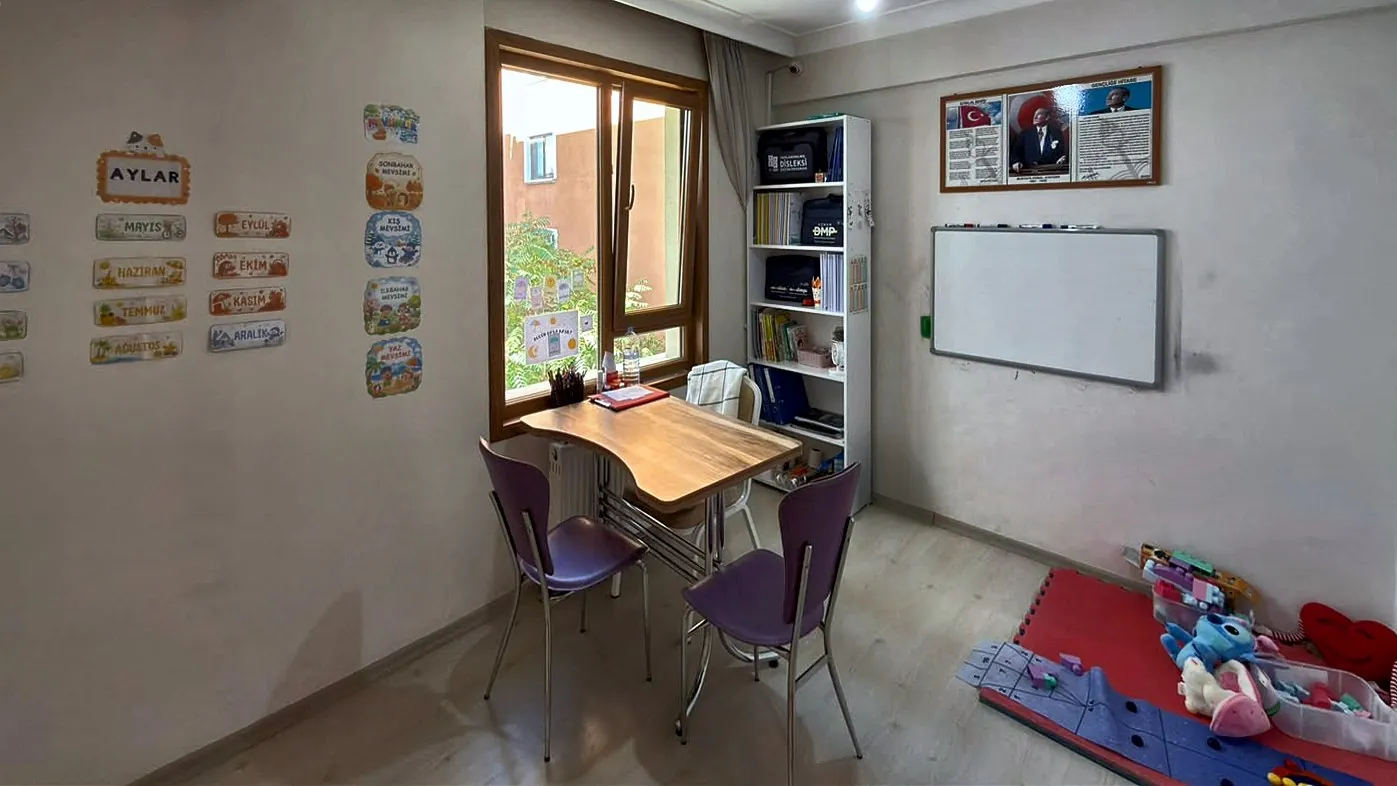 Keçiören-Yeşiltepe şubesinde duvar panoları, kitaplık ve çalışma masasıyla eğitim odası