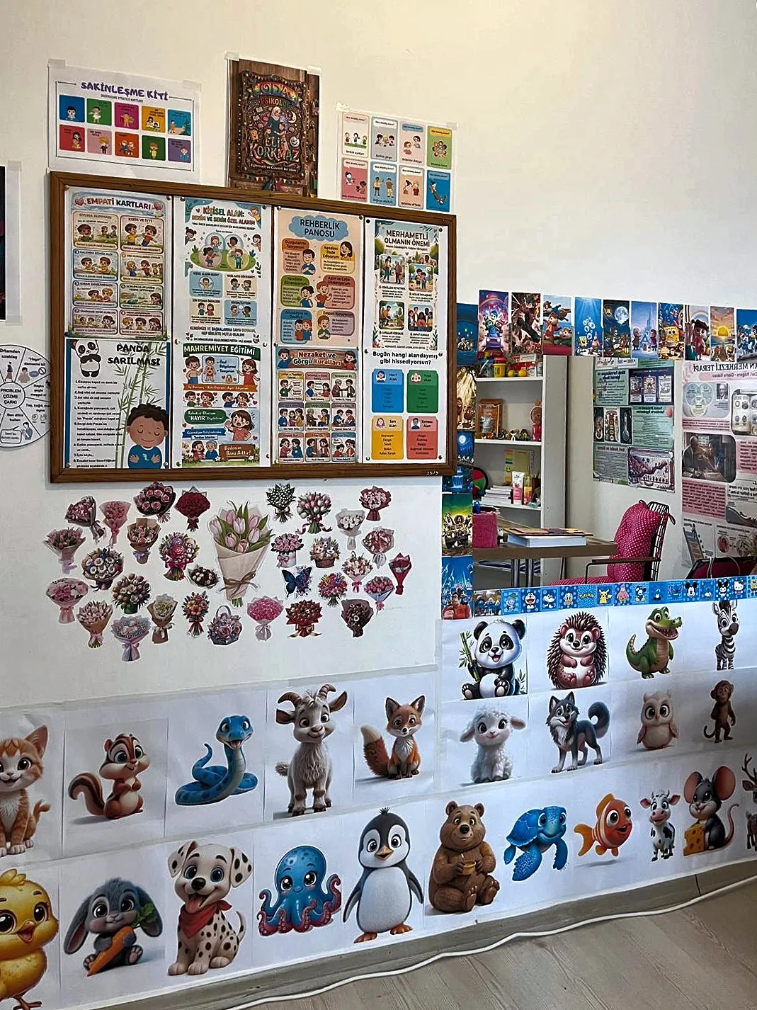 Keçiören-Yeşiltepe şubesinde kavram panoları ve hayvan resimleriyle süslenmiş duvar