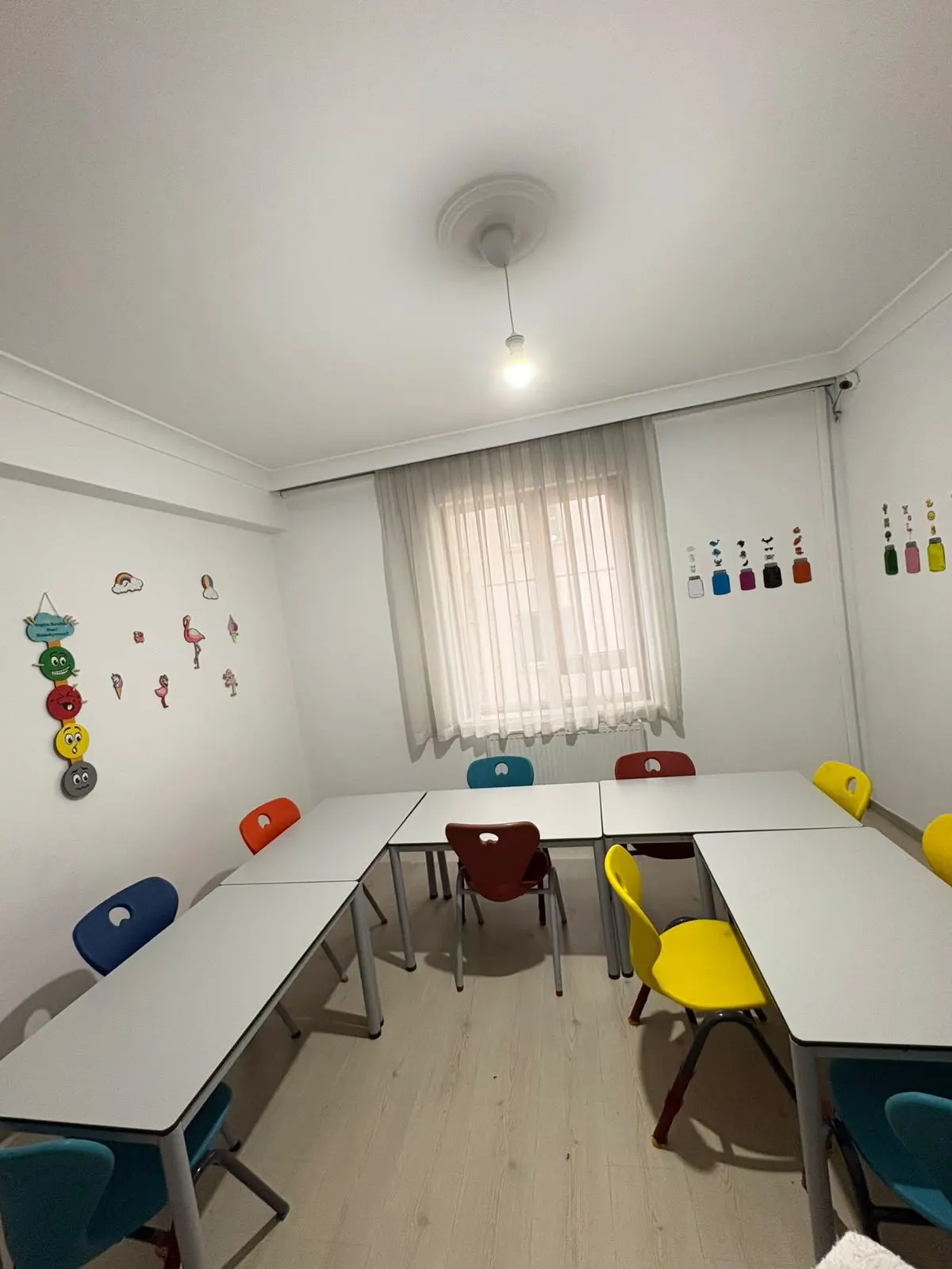 Yeşiltepe'de birkaç öğrencinin birlikte çalıştığı küçük sınıf