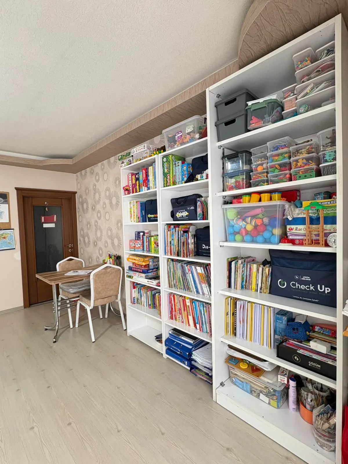 Yeşiltepe'de raflara dizilmiş çalışma kitapları ve setler