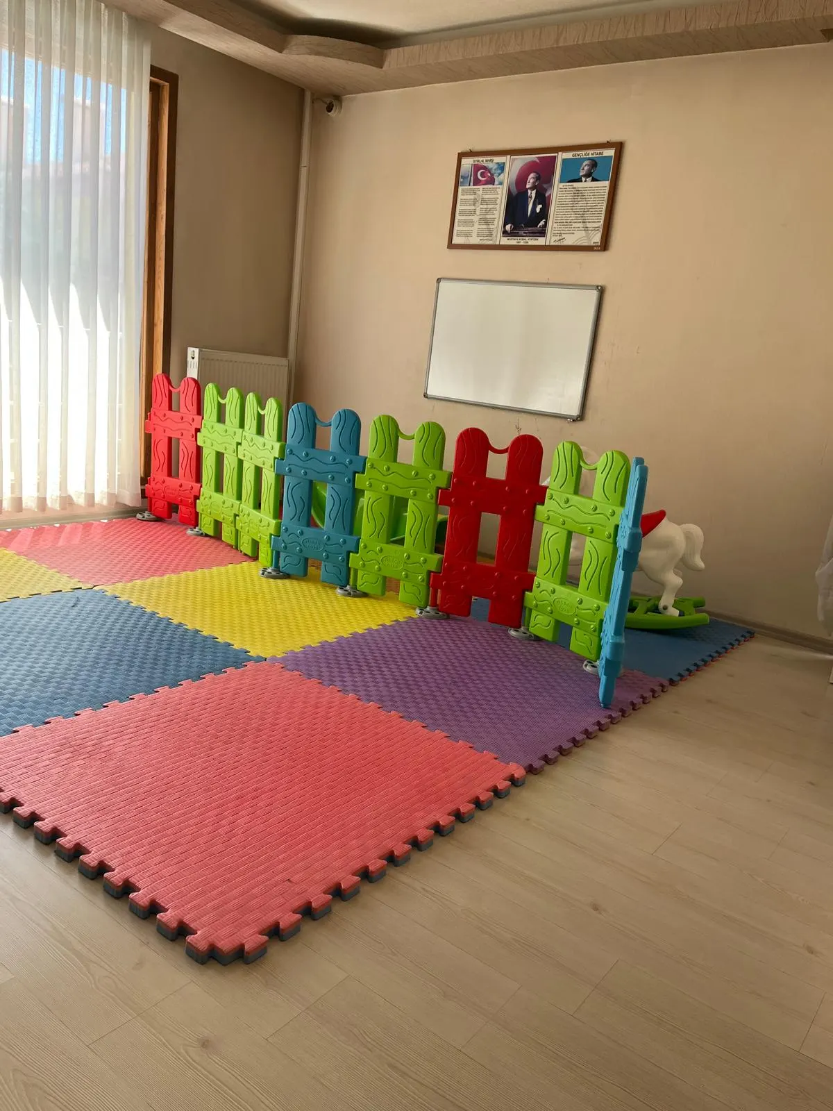 Keçiören-Yeşiltepe şubesinde renkli çitle ayrılmış, yumuşak zeminli oyun alanı