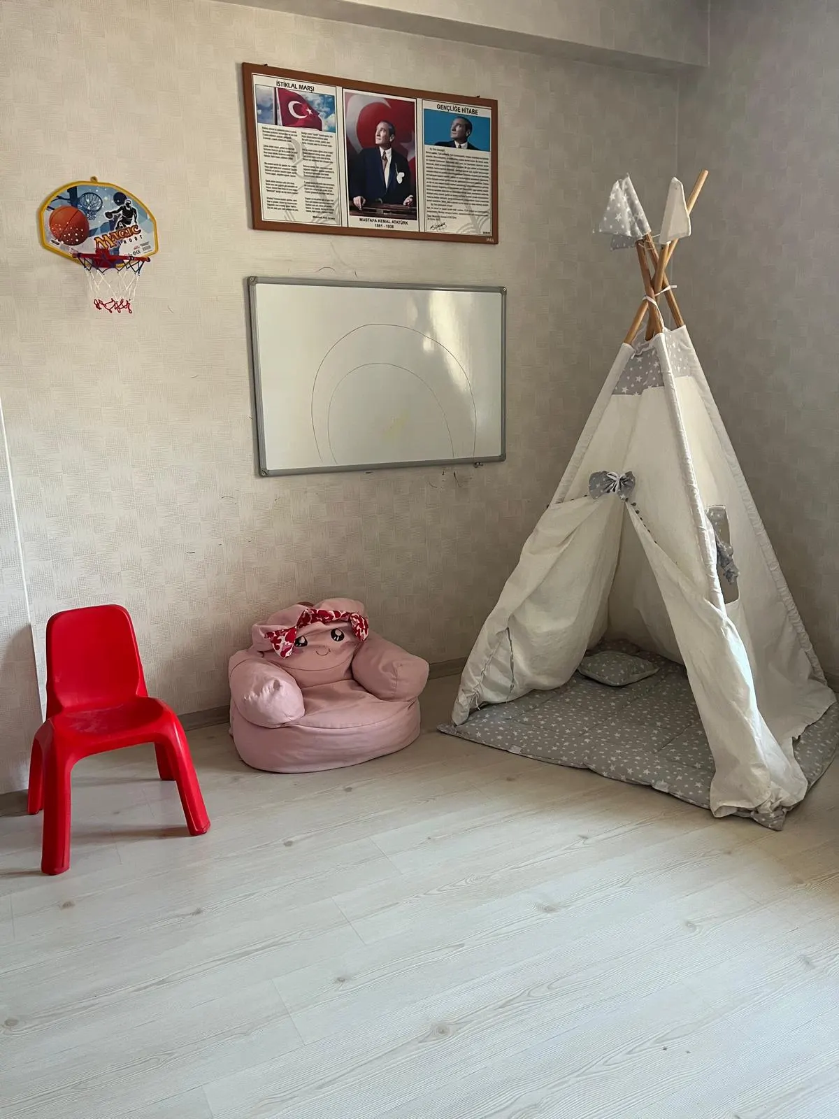 Oyun terapisi odasında çadır ve oturma köşesi