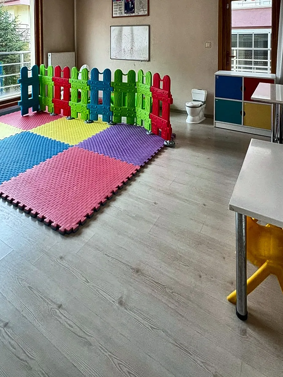 Keçiören-Yeşiltepe şubesinde renkli minderli ve oyun çitli oda