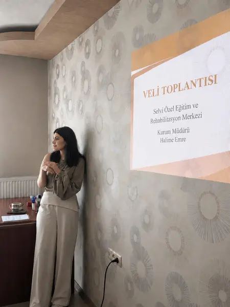 Veli toplantısında Kurum Müdürü Halime Emre ailelere sunum yapıyor