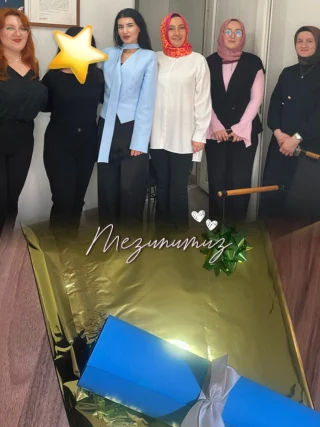 KPSS hazırlık yolculuğunda birlikte çalıştığımız öğrencimizi mezun etmenin mutluluğunu yaşıyoruz. Her adımında gösterdiği azim, disiplin ve kararlılık; bu sürecin en değerli kazanımı oldu.

Şimdi sıra emeklerinin karşılığını almaya geldi. Yolun açık, başarıların daim olsun. Seni tanımaktan ve bu yolculuğuna eşlik etmekten gurur duyuyoruz. 💙

#ekpss #mezuniyet #kpss2026 #kpsshazırlık #eğitim